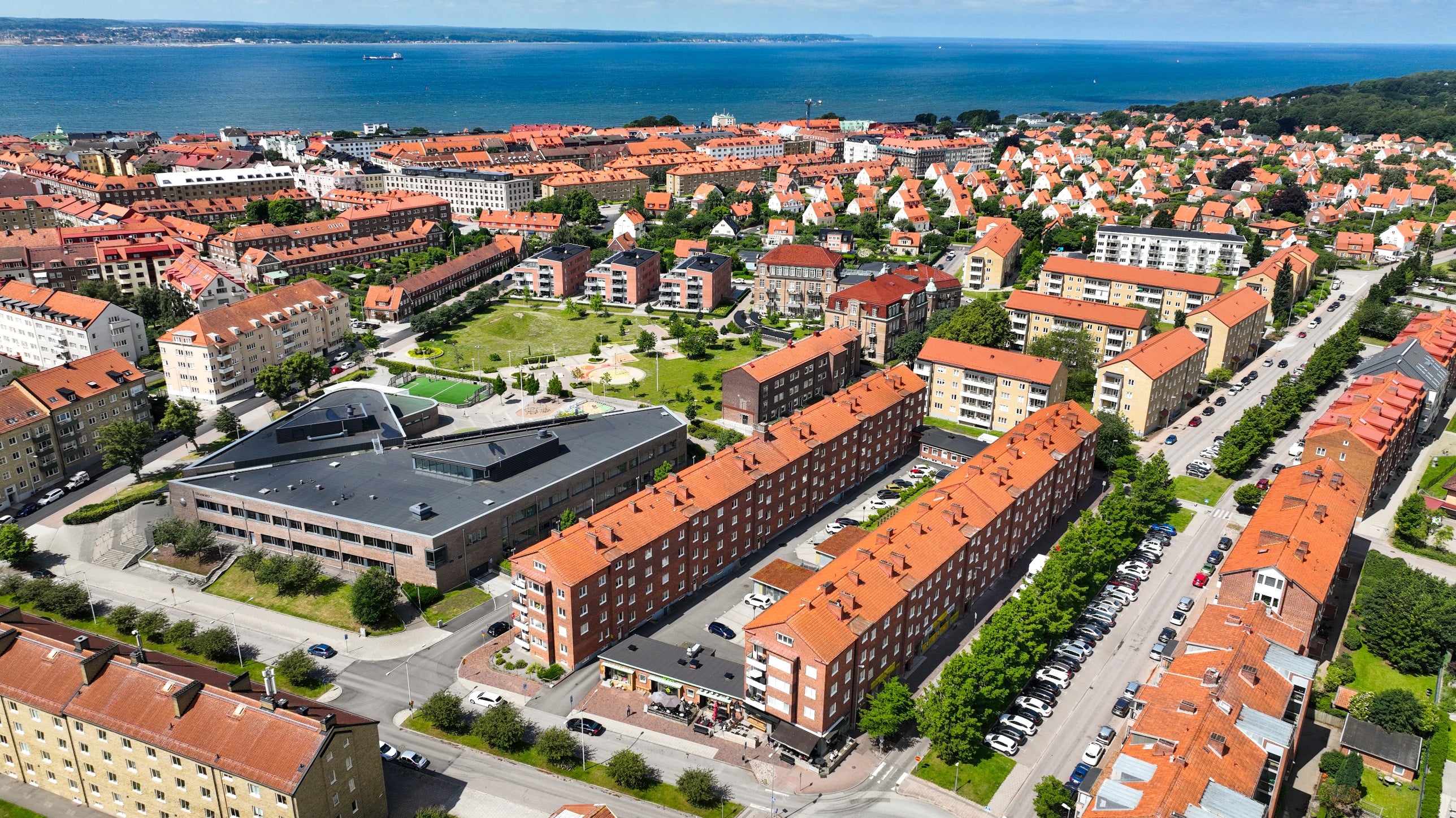 Flygbild över Bagaregatan och Norra Stenbocksgatan på Tågaborg med Öresund i bakgrunden